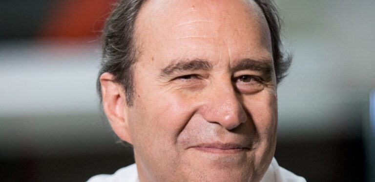 Xavier Niel renforce sa position dans le secteur des télécoms par des acquisitions stratégiques.
