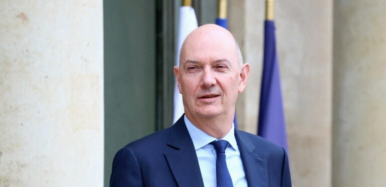 Le gouvernement annonce des économies face à un dérapage du déficit public.