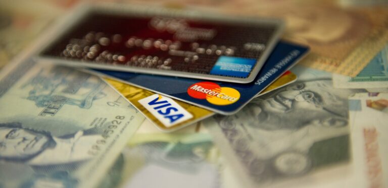 Visa annonce la réduction de 7% de ses effectifs dans un contexte économique difficile.