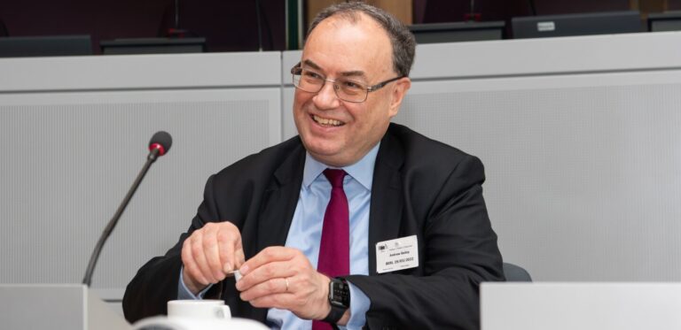 La Banque d’Angleterre appelle à la patience après un vote divisé sur les taux d’intérêt.