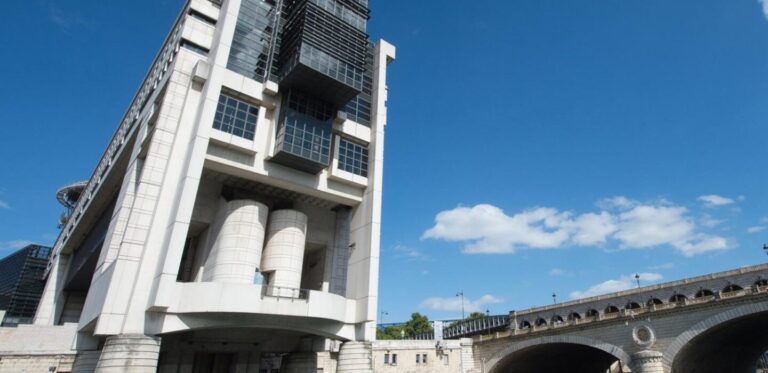 Les taux d’intérêt des obligations françaises à 10 ans dépassent 4 % pour la première fois.