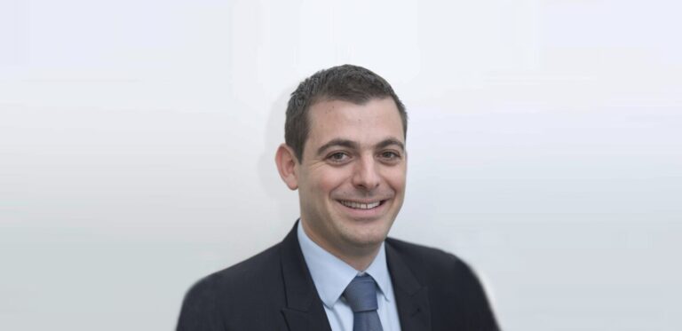 Positionnement conservateur des investisseurs sur les marchés actions face à l’incertitude économique.