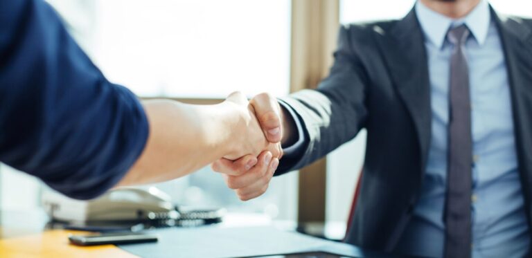 Russell Investments racheté par B Capital et Calpers, changement stratégique en cours.