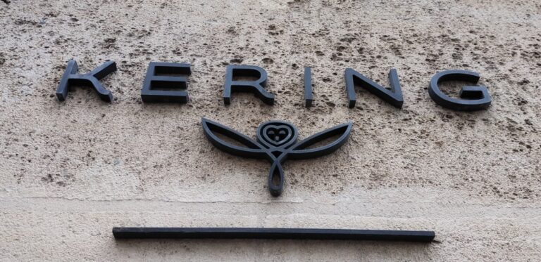 Kering et Gucci signalent une légère amélioration de leurs performances financières.