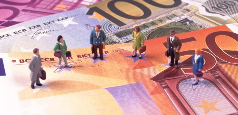 Croissance prévue des salaires en zone euro avec légère hausse d’ici 2027