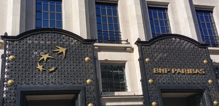 BNP Paribas enregistre une hausse significative de ses profits, soutenue par sa banque d’investissement.