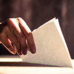 Les investisseurs analysent les risques politiques en France pour ajuster leurs stratégies.