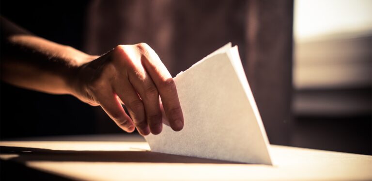 Les investisseurs analysent les risques politiques en France pour ajuster leurs stratégies.