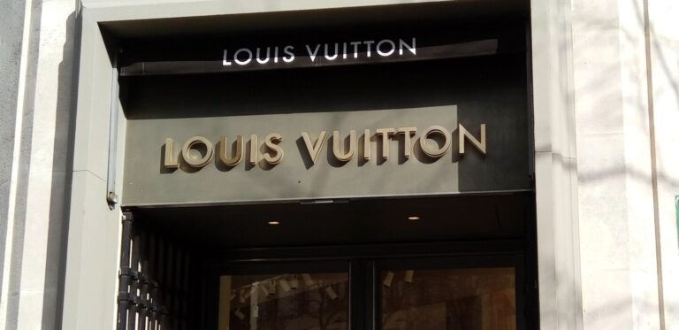 LVMH enregistre une croissance dans le secteur de la mode et de la maroquinerie.