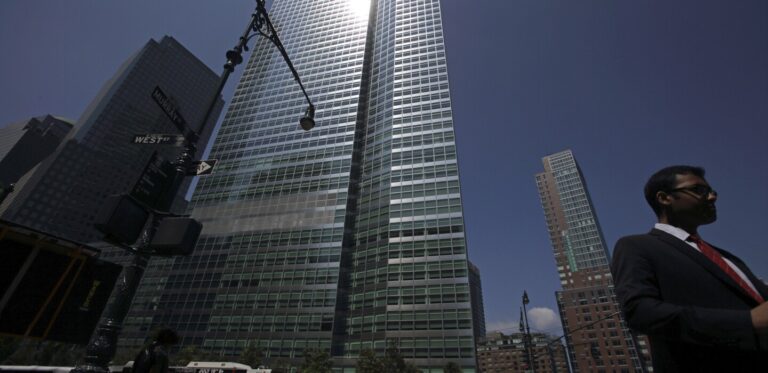 Goldman Sachs enregistre des encours record, entraînant une hausse des bénéfices au deuxième trimestre.