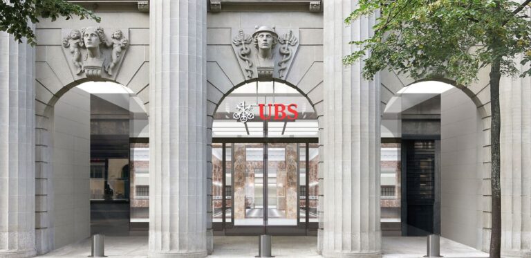 UBS annonce un rachat d’actions de 3 milliards de dollars pour attirer les investisseurs.