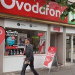 Xavier Niel devient le principal actionnaire de Vodafone, renforçant sa présence dans les télécommunications.