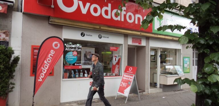 Xavier Niel devient le principal actionnaire de Vodafone, renforçant sa présence dans les télécommunications.