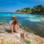 Les enfants se remémorent les vacances en entendant trois phrases récurrentes.