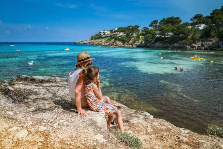 Les enfants se remémorent les vacances en entendant trois phrases récurrentes.
