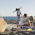 Les premières journées de vacances avec les enfants : défis logistiques et tensions familiales.