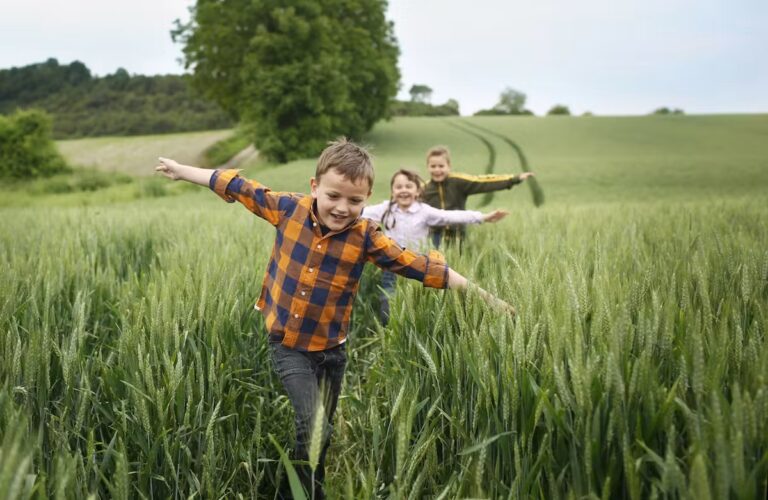 Les vacances d’été favorisent la confiance en soi des enfants, selon des études.