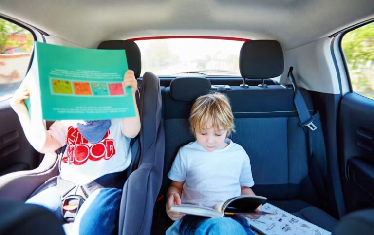 Vacances d’été : astuces des parents pour occuper les enfants en voiture selon une étude