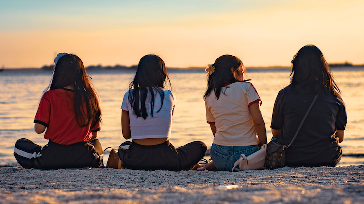 Aides financières pour les jeunes en vacances : dispositifs disponibles en France