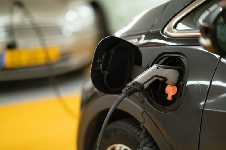 Véhicules électriques d’occasion : enjeux et lacunes dans le plan d’électrification en France