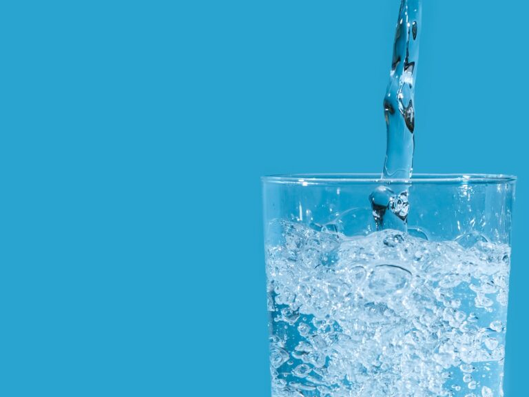 Boire de l’eau potable : la France lutte contre la contamination par les pesticides