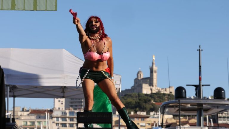 Drag show et concert au Vieux-Port : un événement célébrant les Fiertés.