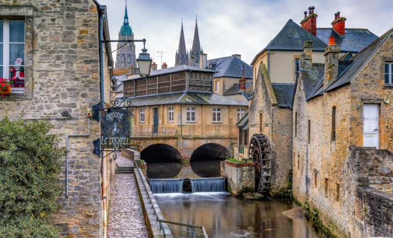 Un village normand, entre rivière et collines, inspire toujours des artistes contemporains.