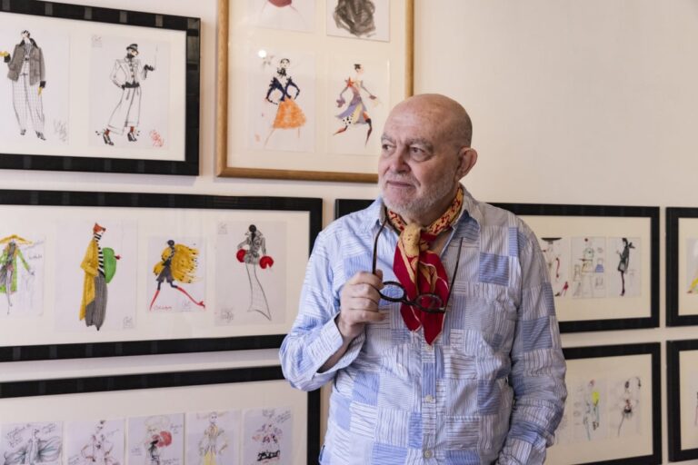 Christian Lacroix présente ses « gribouillages et graffitis » au Musée Réattu d’Arles.