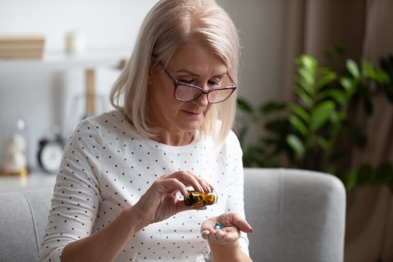Calcium et vitamine D : une étude sur 154 000 adultes remet en question leur efficacité contre les fractures.