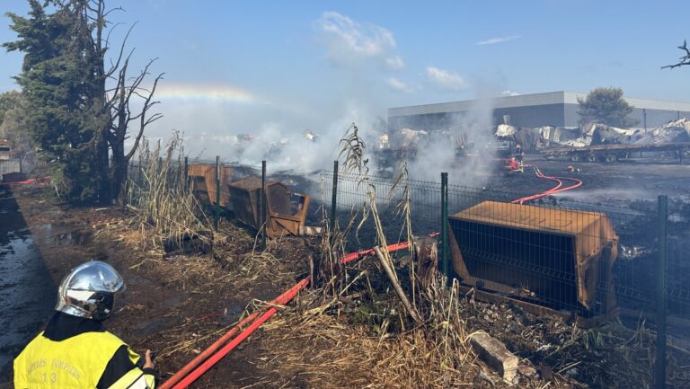 Incendie de l’entrepôt de Vitrolles : les pompiers maîtrisent les principaux foyers après une nuit de lutte.