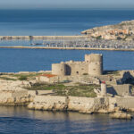 Hassen Ferhani présente des œuvres au château d&rsquo;If, reliant Marseille et Alger.
