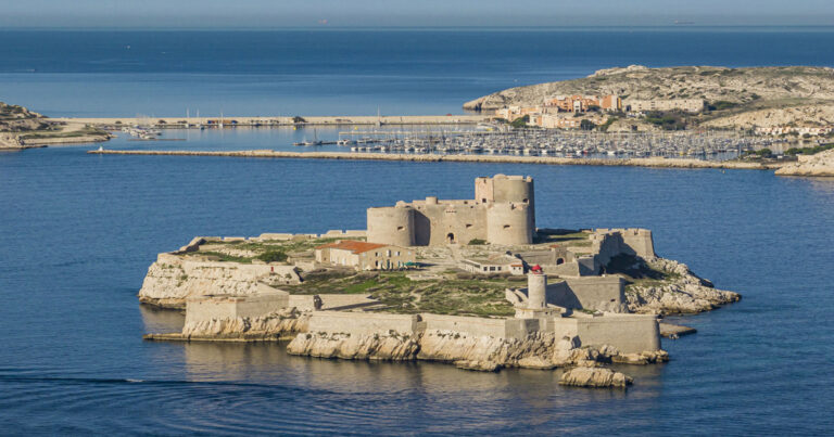 Hassen Ferhani présente des œuvres au château d’If, reliant Marseille et Alger.
