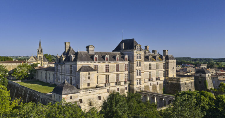 Exposition au château ducal de Cadillac-sur-Garonne sur les meubles du Mobilier national