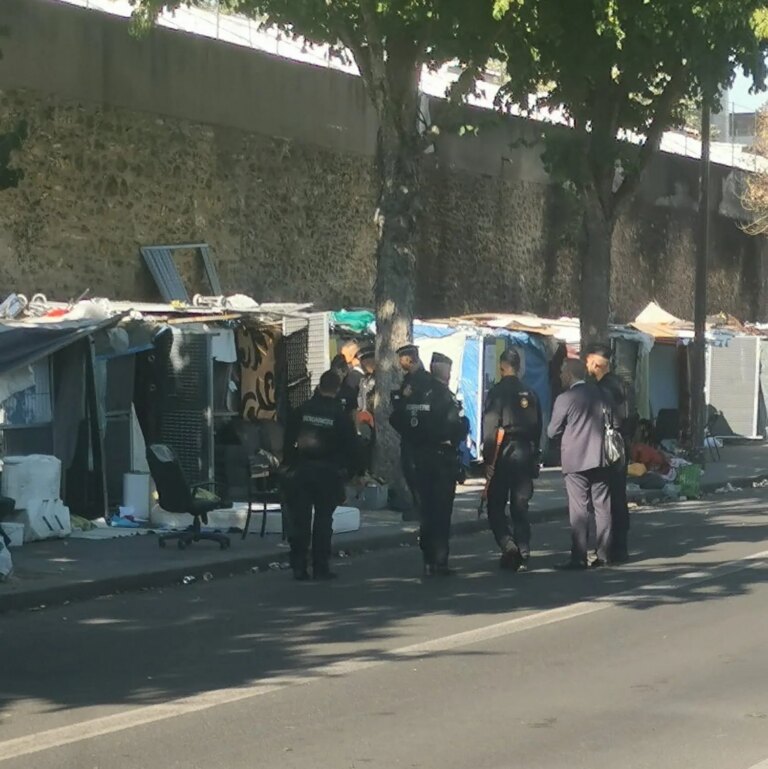 À Paris, l’évacuation du bidonville de la porte des Poissonniers laisse 200 personnes à la rue.
