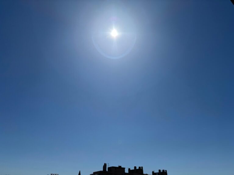 Canicule à Marseille et dans les Bouches-du-Rhône : prévisions et recommandations sanitaires.