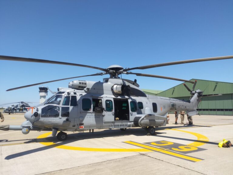 Embarquement d’un hélicoptère Caracal pour une mission de surveillance au-dessus de Paris.