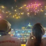 Marseille : une fille handicapée assiste au feu d&rsquo;artifice, émerveillée par le spectacle.