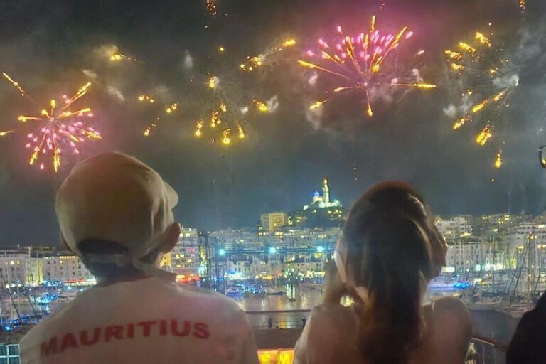 Marseille : une fille handicapée assiste au feu d’artifice, émerveillée par le spectacle.