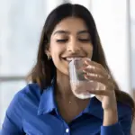 Des chercheurs expliquent les effets de l&rsquo;eau gazeuse sur la santé dentaire.