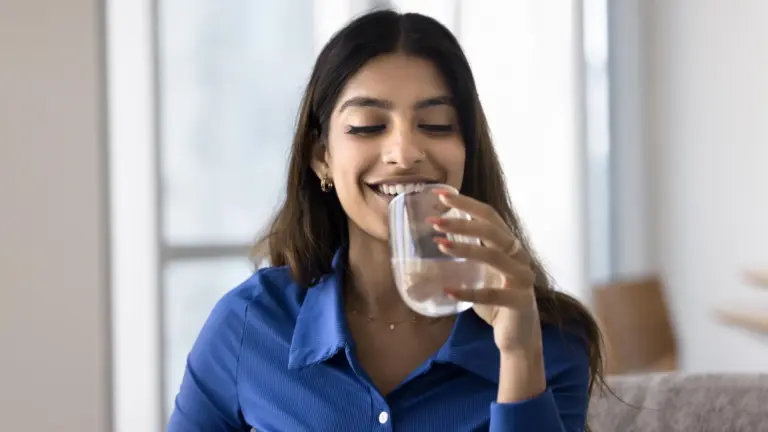 Des chercheurs expliquent les effets de l’eau gazeuse sur la santé dentaire.