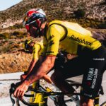 Wout van Aert se retire de l’Omloop het Nieuwsblad, laissant une place vacante dans la course.