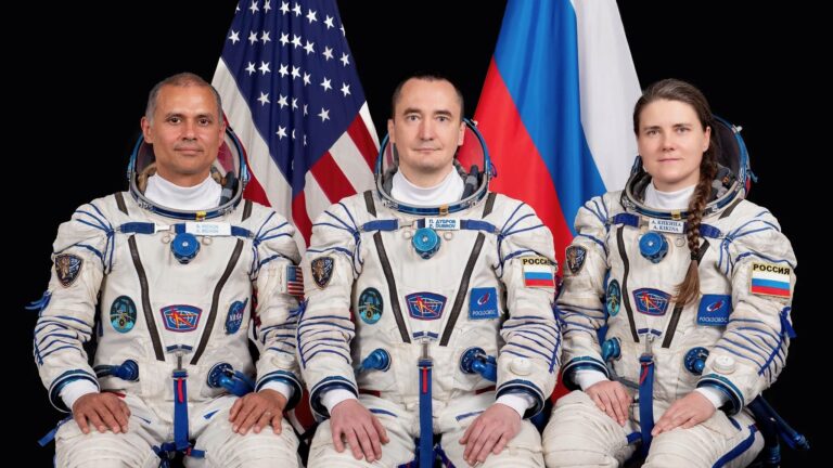 Lancement d’un astronaute de la NASA et deux cosmonautes vers la Station spatiale internationale.