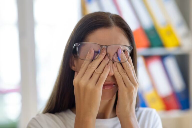 Manque de sommeil : recommandations pour protéger la vision face à la fatigue.