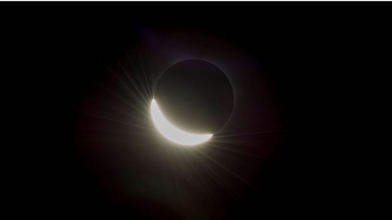Un total de 1,4 million de personnes attendent l’éclipse solaire totale en France.