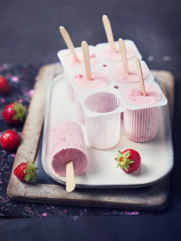 Crème glacée aux petits-suisses et fruits : une recette à 180°C pour l’été.