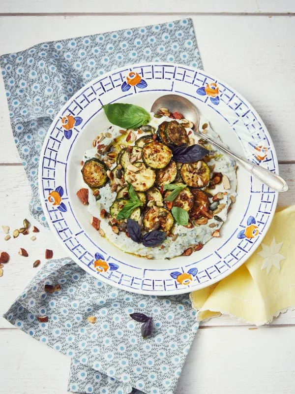 Feta fouettée et courgettes rôties : une recette simple à 180°C pour un plat équilibré.