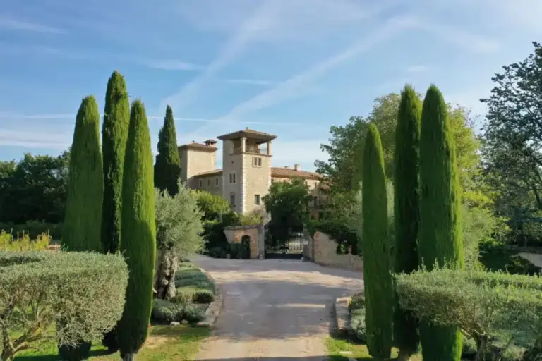 Hôtels d’exception dans le Var attirent stars et voyageurs aisés