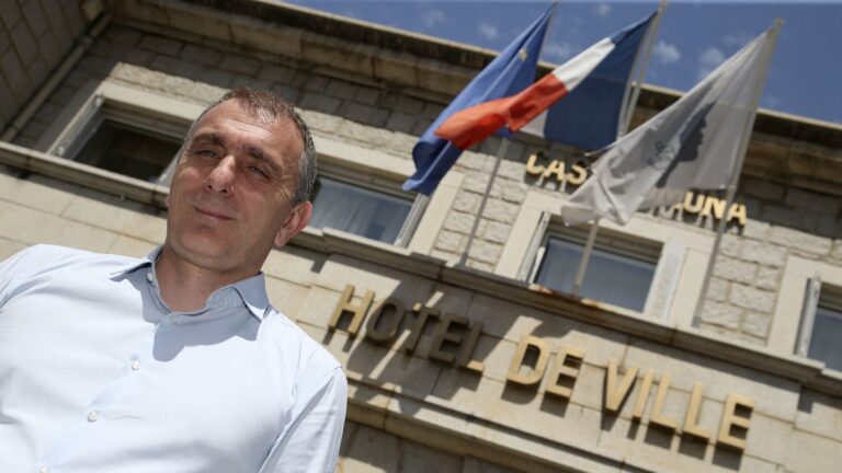 Le maire de Porto-Vecchio souligne le retour du FLNC dans le débat public après une conférence clandestine.