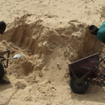 Libye : des travailleurs migrants victimes d’extorsion par des agents de sécurité
