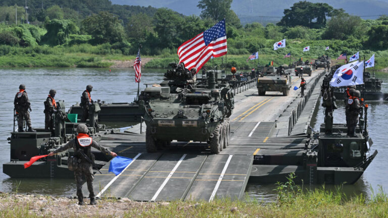 Donald Trump annonce une réduction des exercices militaires conjoints avec la Corée du Sud.